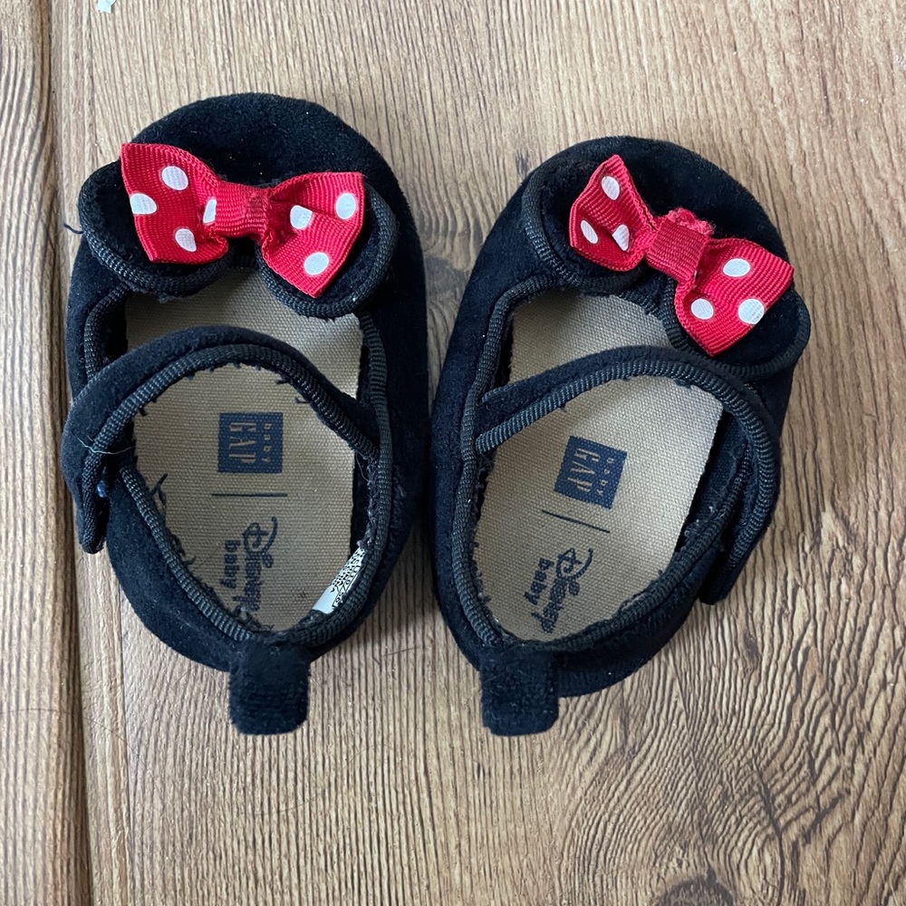 Minnie Crib Shoes -- size 6-12 months